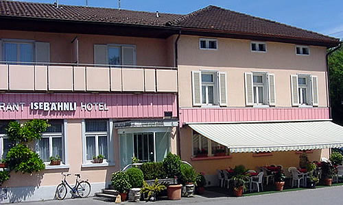 Aussenansicht Hotel Isebähnli mit Sonnenterrasse